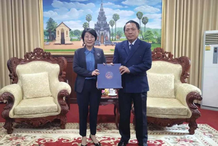 ​中国驻老挝大使方虹访问老挝沙湾拿吉省 会见该省委书记兼省长 