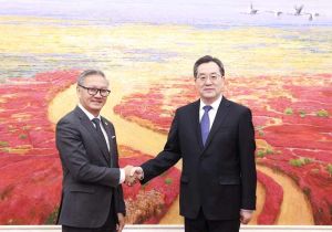 中国副总理丁薛祥会见老挝外长通沙万