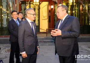中共中央对外联络部部长刘建超会见老挝外长通沙万