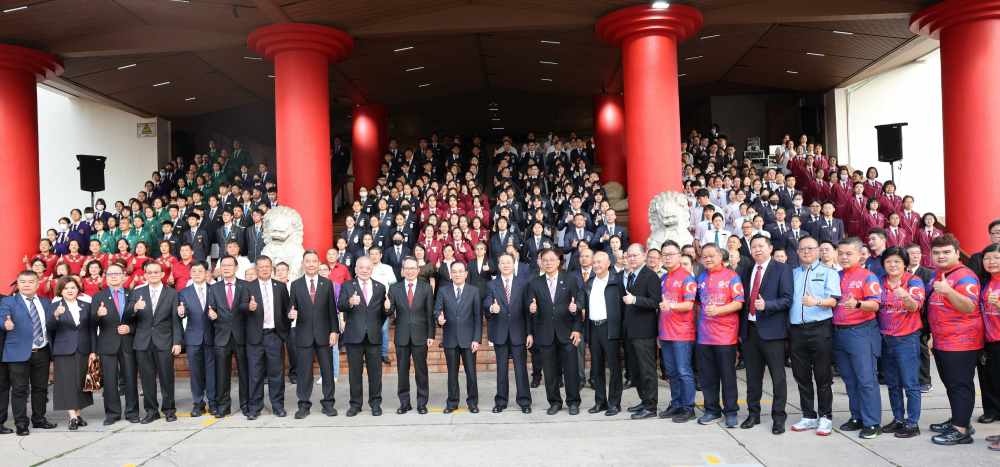 马来西亚举行全国华团文化大会42周年纪念及第40届文化节升旗礼