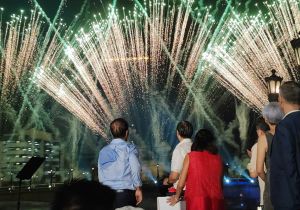 菲律宾总统举办庆祝中菲建交50周年灯光烟火秀
