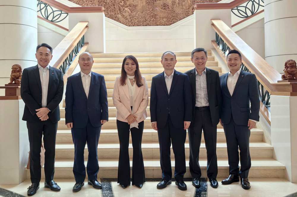 中国驻新加坡大使曹忠明会见新加坡星展集团首席执行官陈淑珊