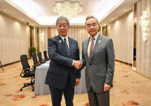 中国外交部长王毅会见日本外相岩屋毅 希望日方树立客观正确对华认知