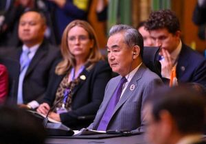 中国外长王毅就“南海仲裁案”阐明中方立场
