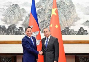 中国外长王毅会见柬埔寨副首相孙占托 就柬泰边境冲突等问题交换意见