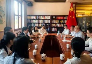 中国驻琅勃拉邦总领事张社平同老挝苏发努冯大学孔子学院院长及中方教师座谈交流