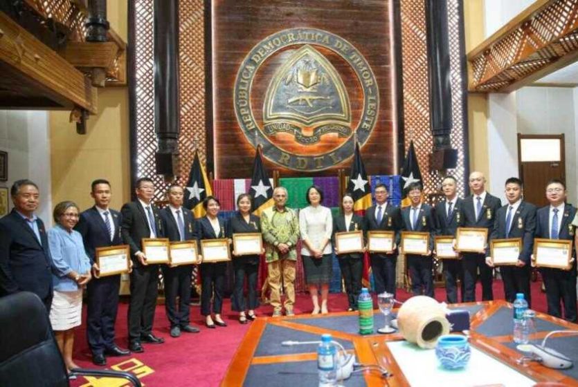 东帝汶总统奥尔塔向第十批中国援东帝汶医疗队授勋 