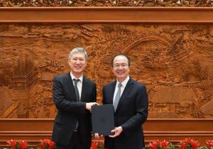 韩国新任驻华大使卢载宪递交国书副本 系已故韩国前总统卢泰愚之子