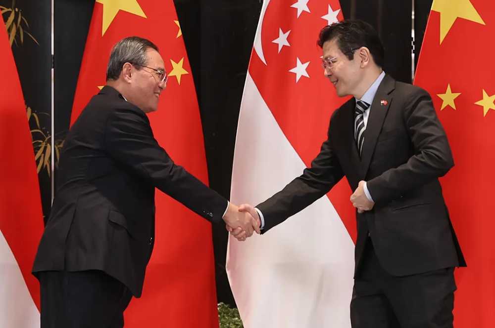 中国总理李强同新加坡总理黄循财会谈
