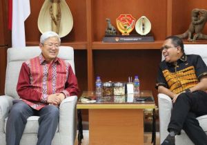 中国驻登巴萨总领事张志昇会见印尼东努沙登加拉省省长勒纳