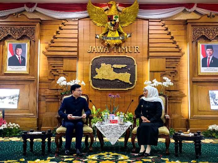 新任中国驻泗水总领事叶素到任拜会印尼东爪哇省省长科菲法