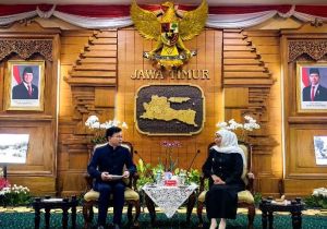 新任中国驻泗水总领事叶素到任拜会印尼东爪哇省省长科菲法