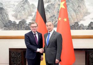 ​中国外长王毅同德国外长瓦德富尔会谈：与德国不同，日本战后80年来仍未彻底反省侵略历史