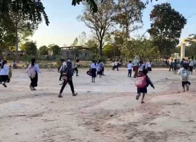 泰柬爆发新一轮边境冲突 两国边境超过50万人撤离 1500多所学校关闭