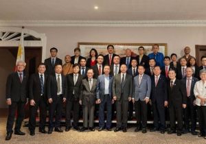 新任中国驻菲律宾大使井泉与菲律宾华社30余家团体代表座谈