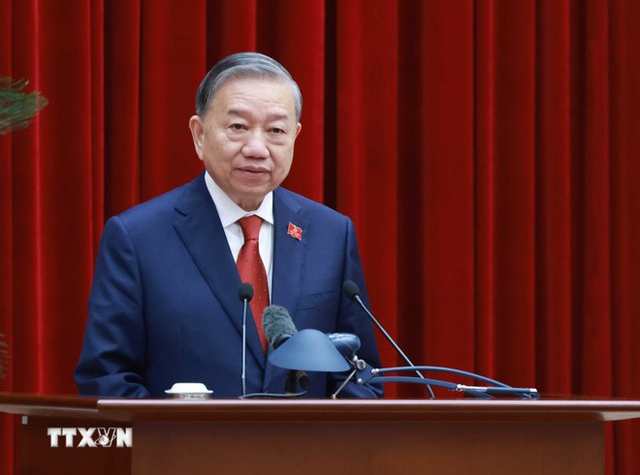 越共第十四届中央委员会选举19人为中央政治局委员 苏林连任越共中央总书记