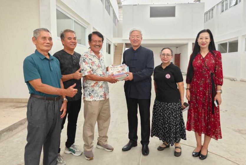 中国驻登巴萨总领事张志昇走访印尼巴厘省海南三语学校 同学校负责人和中文教师座谈