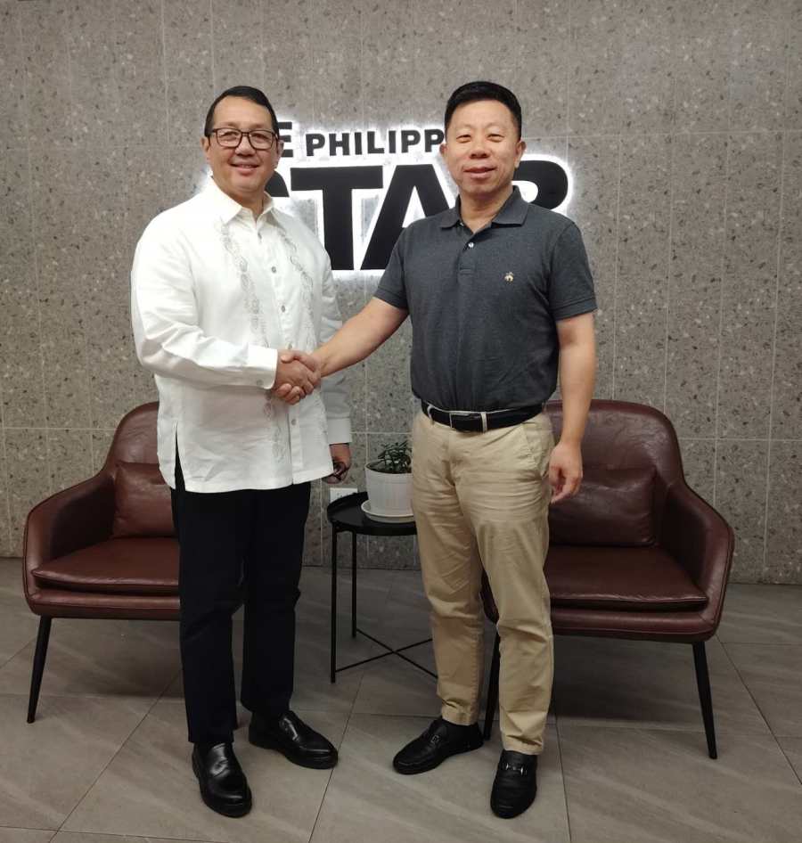 中国驻菲律宾大使井泉会见《菲律宾星报》首席执行官贝尔蒙特