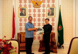 中国驻泗水总领事叶素会见印尼马鲁古省省长亨德里克