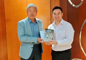 中国驻登巴萨总领事张志昇会见印尼东努沙登加拉省古邦市市长黄国吉