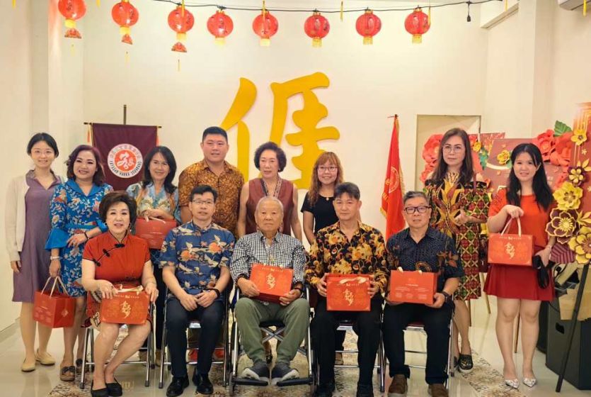 中国驻泗水总领事叶素走访慰问印尼三宝垄市华社华校