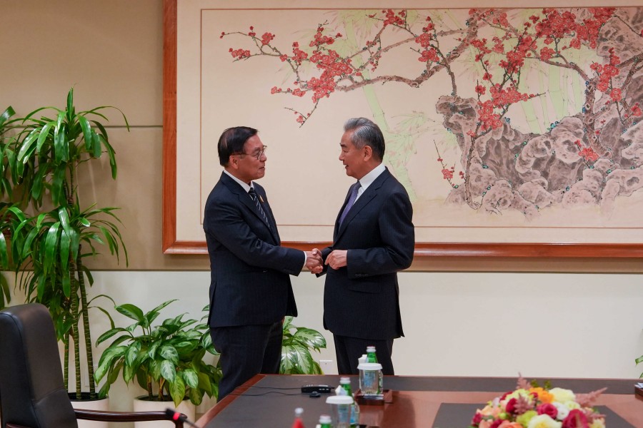 中国外长王毅会见泰国副总理兼外长 支持泰柬逐步重建互信，和平解决争端