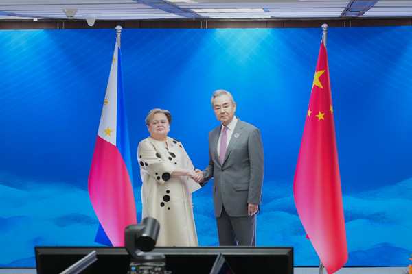 中国外长王毅会见菲律宾外长：中菲关系站在十字路口，何去何从需要菲方作出正确理智选择