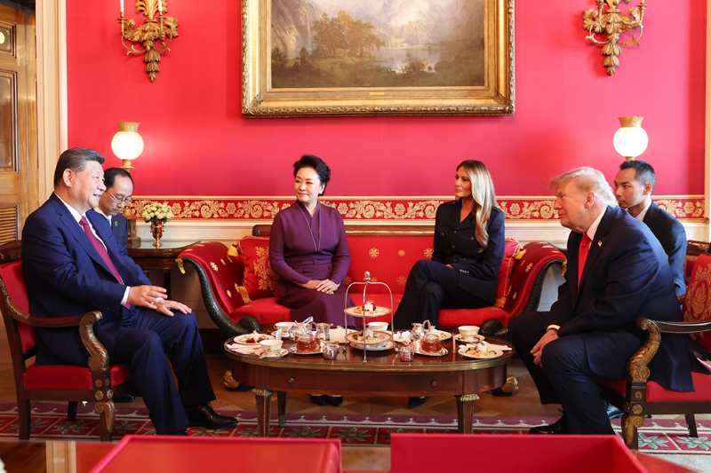 中国国家主席习近平和夫人彭丽媛同美国总统特朗普夫妇茶叙