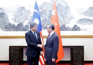 中国外长王毅同马来西亚外长穆罕默德举行会谈