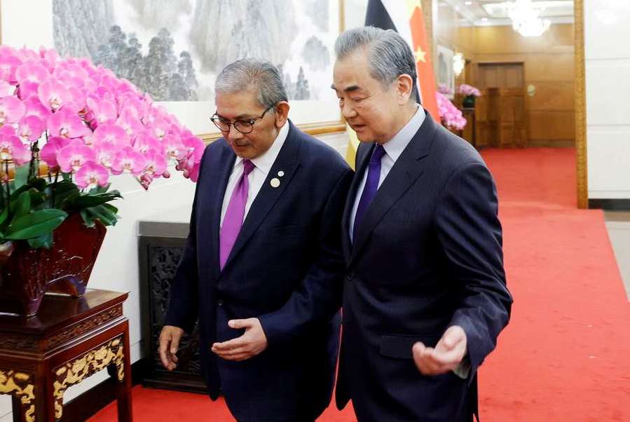 中国外长王毅同文莱外交主管部长艾瑞万举行会谈