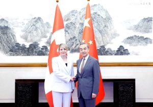 加拿大外长乔利访华与中国外长会谈: 加方愿改善和发展对华关系
