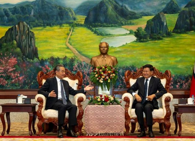 老挝人民革命党中央总书记、国家主席通伦会见中国外长王毅