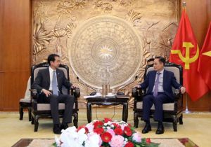 新任中国驻越南大使何炜礼拜会越共中央对外部长黎怀忠