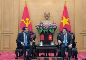 中国驻越南大使何炜拜会越共中央理论委员会主席阮春胜