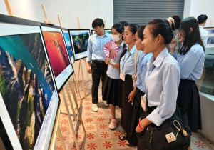 &ldquo;中国故事&rdquo;世界摄影巡回展在柬埔寨金边开幕