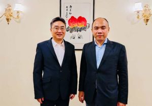 中国&mdash;东盟中心秘书长史忠俊同柬埔寨东盟事务高官康富工作交流