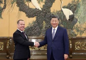 中共中央总书记、中国国家主席习近平会见统一俄罗斯党主席梅德韦杰夫