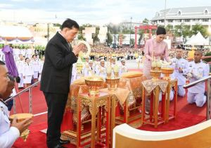 泰国国王哇集拉隆功和王后素提达瞻礼北京灵光寺佛牙舍利