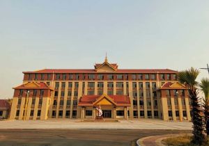 中国援建柬埔寨王家军军官学院综合教学楼项目交付给柬方