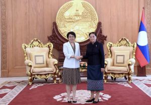 中国驻老挝大使方虹拜会老挝党中央纪委书记坎潘、老挝国家副主席巴妮