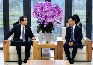 中国驻越南大使何炜与河内国家大学校长黎君进行工作交流 