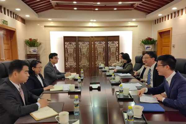 中国外交部官员会见柬埔寨驻华大使宋嘉薇