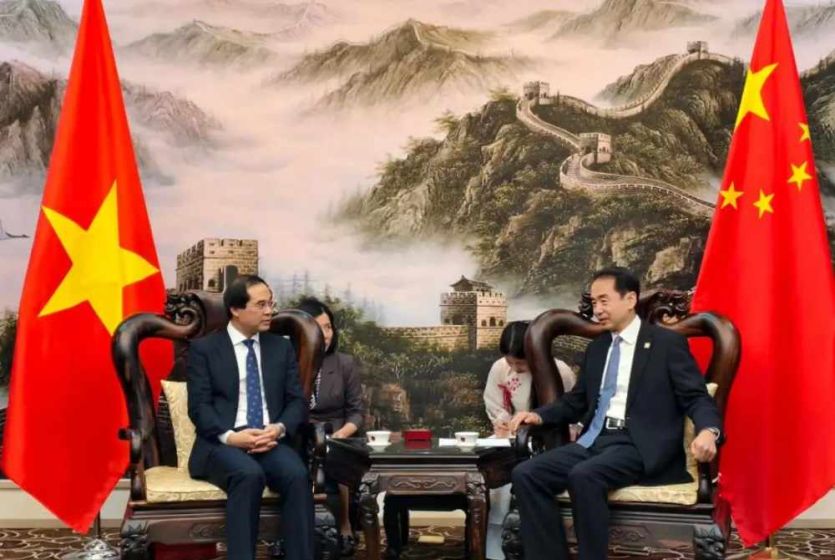 中国驻越南大使何炜会见越南老街省委书记郑春长