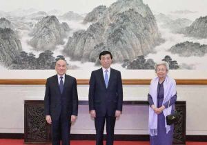 中国全国政协主席王沪宁会见柬埔寨国王西哈莫尼和太后莫尼列
