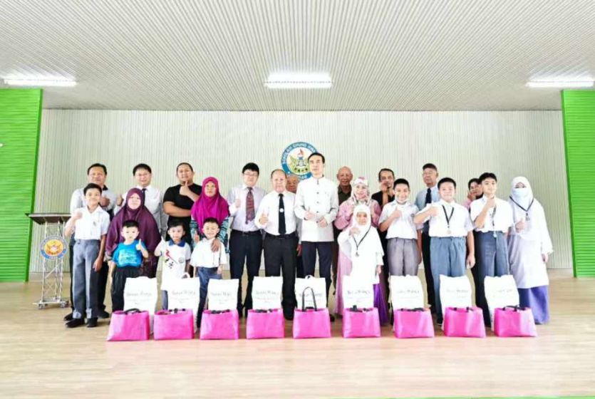 中国驻文莱大使肖建国走访文莱那威中华学校并进行捐赠