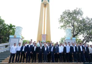 中国驻菲律宾使馆外交官赴马尼拉华侨义山祭奠华侨抗日英烈