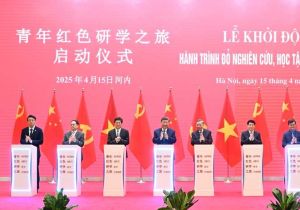 习近平同越共中央总书记苏林、越南国家主席梁强共同会见中越人民大联欢活动代表