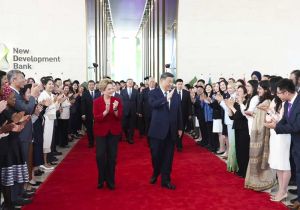 中国国家主席习近平访问金砖国家新开发银行 会见新开发银行行长罗塞芙