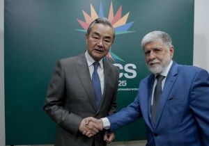 中国外长王毅会见巴西总统首席特别顾问阿莫林
