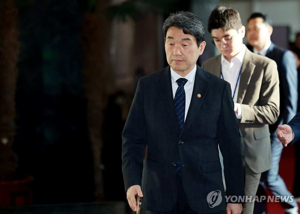 群龙无首！韩国总统被罢免 总理、经济副总理辞职 社会副总理担任代总统